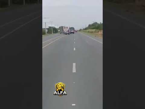 Guayas Bus de la cooperativa Jesús del Gran Poder realizando un rebase Lomas de Sargentillo - Nobol