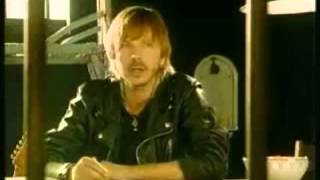 renaud DEVANT LES LAVABOS