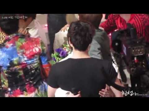 [FANCAM] 111230 KBS Gayo Daejun - Chansung hugging Yoseob, Dongwoon & Doojoon