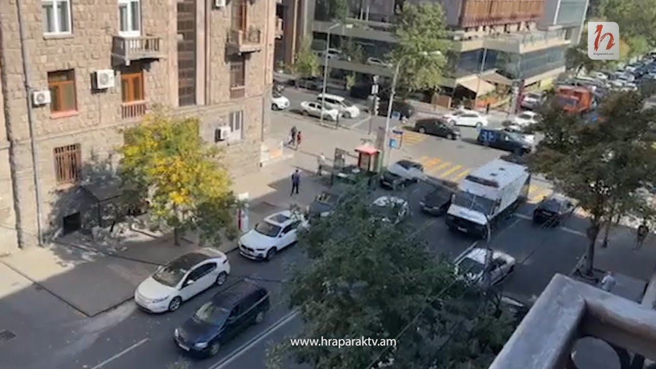Խորենացիից դեպի Մաշտոց մեծ թվով ոստիկանական մեքենաներ են շարժվում