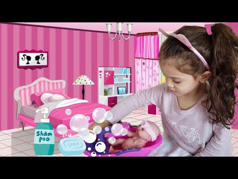 Banho na boneca Juju - Bella dá banho na sua boneca - brincadeiras infantis - Diversão Para Crianças