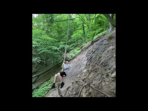 DZIECI ROZTRZASKUJĄ SIĘ O KLIF!