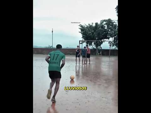 Que lindo es jugar a la pelota los días lluviosos 🤣🥶