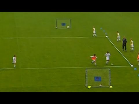 Fußballtraining: Spielintelligenz entwickeln - Zeitdruck beim Torschuss