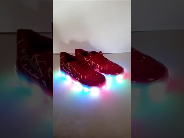Vídeo relacionado con Jasmeko Zapatillas con Luces para Niños, Zapatos Deportivas Niños Deporte Tenis Luz Luminosos (A-Green,26)