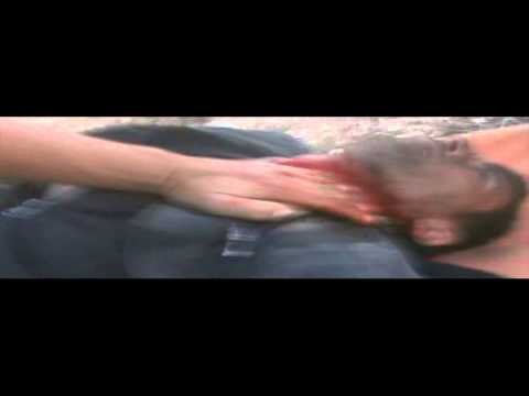 إسعاف أحد مقاتلين لواء الحسم أثناء اقتحما حاجز بسيدا في ريف إدلب ضمن معركة الزلزلة