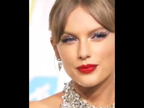 Sexy Look Taylor Swift on  red carpet VMA,  2022