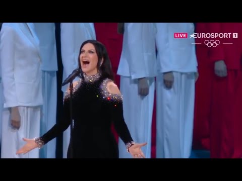 OLIMPIADI DI MILANO CORTINA 2026 - LAURA PAUSINI CANTA L'INNO ITALIANO E IL WEB LA MASSACRA 