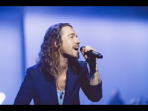 Un fils, deux chiens : La vie calme de Julien Doré dans les Cévennes où il a acheté une "ancienne