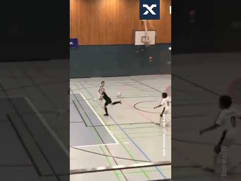 Mit der Hacke! 😮‍💨 2018 erzielte Lennart Karl das Tor des Jahres im Eintracht-NLZ.