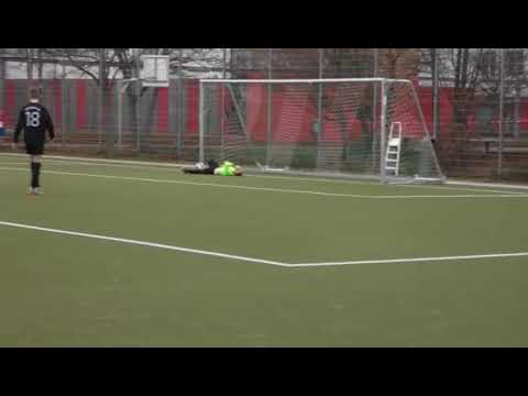 Cojones gezeigt vom Punkt. Panenka zum Derbysieg