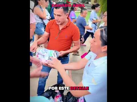 Alcaldesa municipal Damaris Abril Fuentes entrega kits de ropa interior a mujeres de Trinidad.