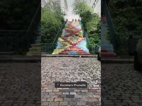 Escaliers + Street art = #Lyon 🇫🇷