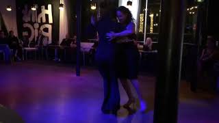 Mariana Lòpez Cattini & Pilar Mo bailan “La Cicatriz “ Juan D’Arienzo en Tango Barge Paris