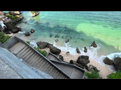 Jalanan Sempit dan puluhan anak tangga menuju Cafe Le Cliff Bali