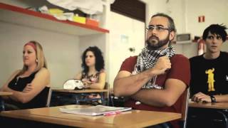 Malviviendo - El Kaki en la escuela