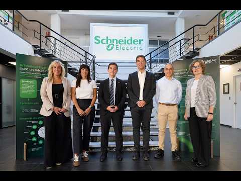 El consejero Mikel Irujo destaca la transformación industrial de la planta de Schneider Electric en Puente la Reina