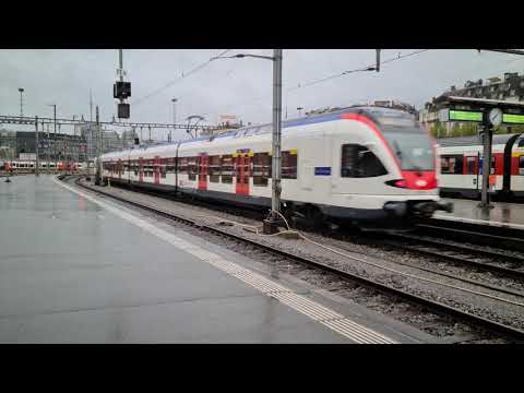 Zugverkehr im Bahnhof Luzern am 29.09.2020 in 8K