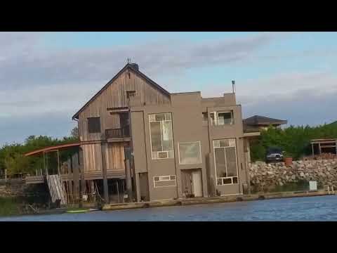 Case plutitoare pe malul fluviului în Canada (în Romanian language)