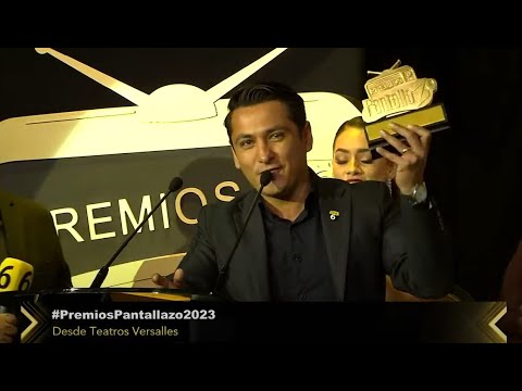 Erik Solheim Rocha gana por imitar a la Lic. María Julia | Premios Pantallazo 2023