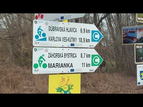 Cyklomost slobody. Cyklomost Devínska Nová Ves - Schlosshof. Smerová tabuľa pre cyklistov.