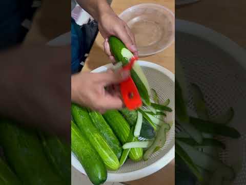 오이는 비타민, 특히 비타민 B1, B5, B7을 포함한 비타민 B 복합체가 풍부합니다. 이러한 비타민들은 신경계에 긍정적인 영향을 미쳐 #오이 #건강한 음식