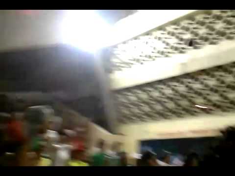 "Esto es para el cholo cagon" Barra: Máfia Verde &bull; Club: Liga de Portoviejo