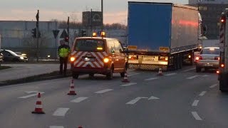 Download Lagu A1/Hamburg: Klare Absicherung verhindert Verkehrschaos und Stau (29.02.2016) Thumbnail