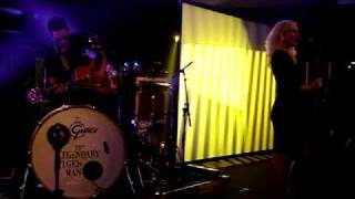 The Legendary Tigerman e Cláudia Efe - Light Me Up Twice.MPG