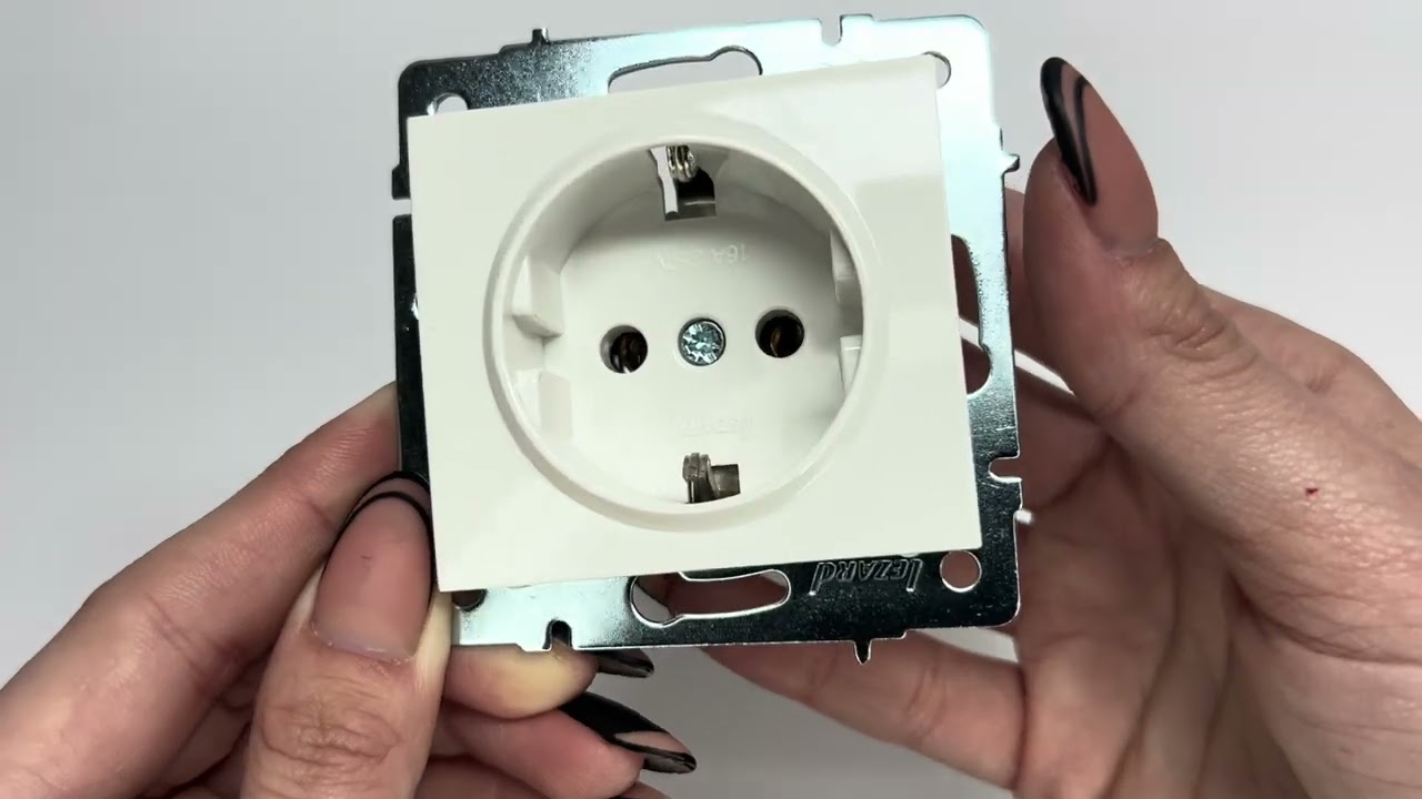 Розетка одинарная с/з LEZARD Rain белая 703-0288-122B