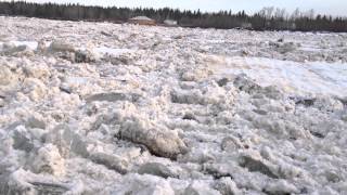 preview picture of video 'Hay River breakup 2012.'