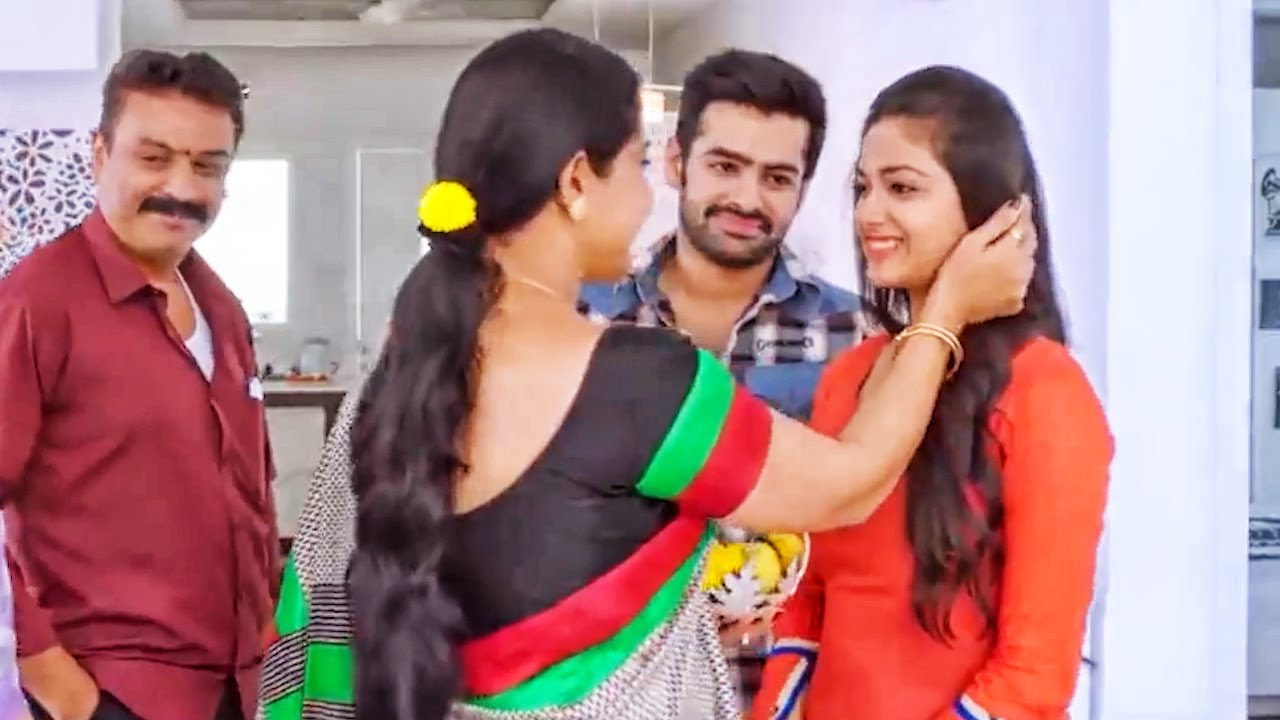 Ram Pothineni की मां Keerthy Suresh को टीका लगा रही है | The Super Khiladi 3 फिल्म का Be