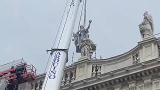 L'ultima statua del Buon Governo torna al suo posto: applausi dal pubblico radunato sotto Palazzo...