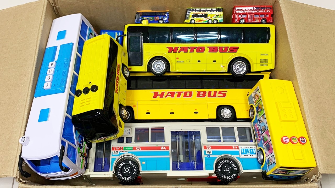 箱に集めたバスのミニカーをチェックして、坂道走行テストします！