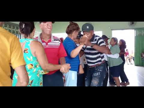 Chico Cearense @ animando o forró dos idosos em Valença do Piauí dia 21/04/2024 p/7