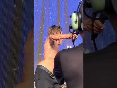 👕🔥 Red Hot Chili Peppers ft. Iggy Pop – The stage bends. He doesn’t. #iggyPop