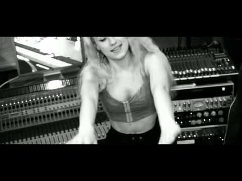 Iggy Azalea - Murda Bizness (Feat. T.I.) [Official Studio Video]