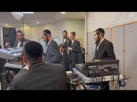 #חתונה & #נחמן_בזאנסון על הקלידים🎹 עם הזמר #שמוליק_קליין 🎤