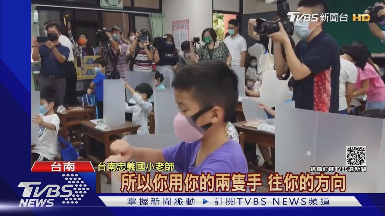 疫後開學日!學生擠校門量體溫易塞車 首堂課先教「隔板怎折」