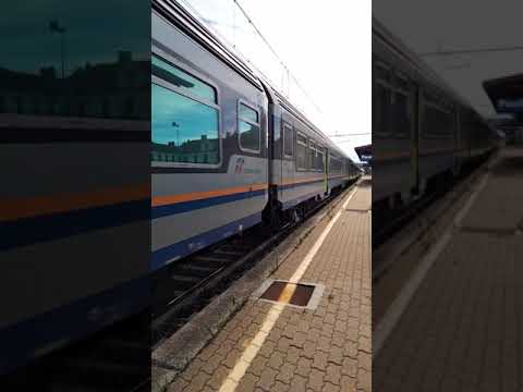 treno e464 in transito con saluto