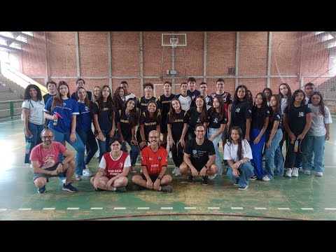 Por aqui, a bola rola de uma maneira muito diferente. Não importa muito o placar, o número de faltas, gols ou cartões recebidos pelos atletas. O que importa mesmo é como a atividade dentro das quatro linhas desperta nos praticantes uma perspectiva humanizadora. A base do projeto de extensão da UFSCar “Futebóis e Diversidade” é o “acolhimento de quem, ao longo da vida, teve experiências não tão boas em relação ao futebol”, define o coordenador e professor na Universidade, Osmar Moreira, do Departamento de Educação Física.