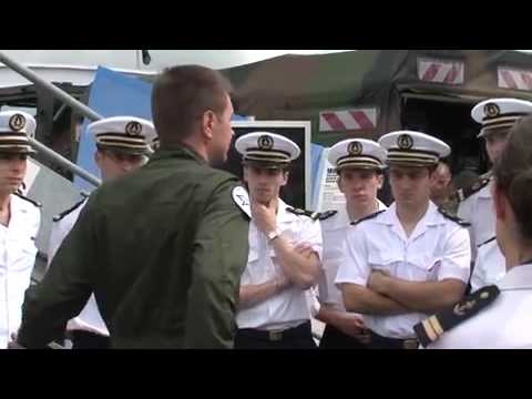 Visite d'une promotion IETA en herbe sur le stand Défense