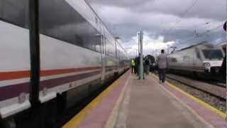 preview picture of video 'Cruce de trenes en Vilches (Alaris, 449 y Arco)'