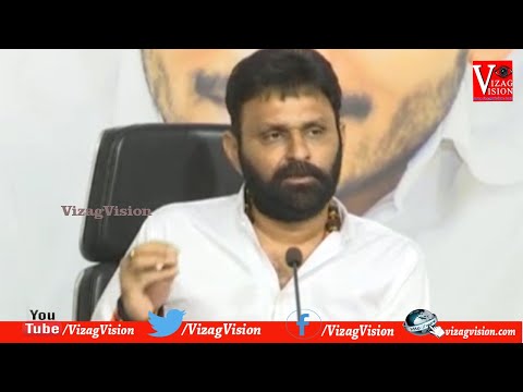 స్కూల్ లో పందుల బీబస్తాం తినుబడరు కోసం వస్తున్న పందులు in పెందుర్తి Visakhapatnam,Vizagvision...