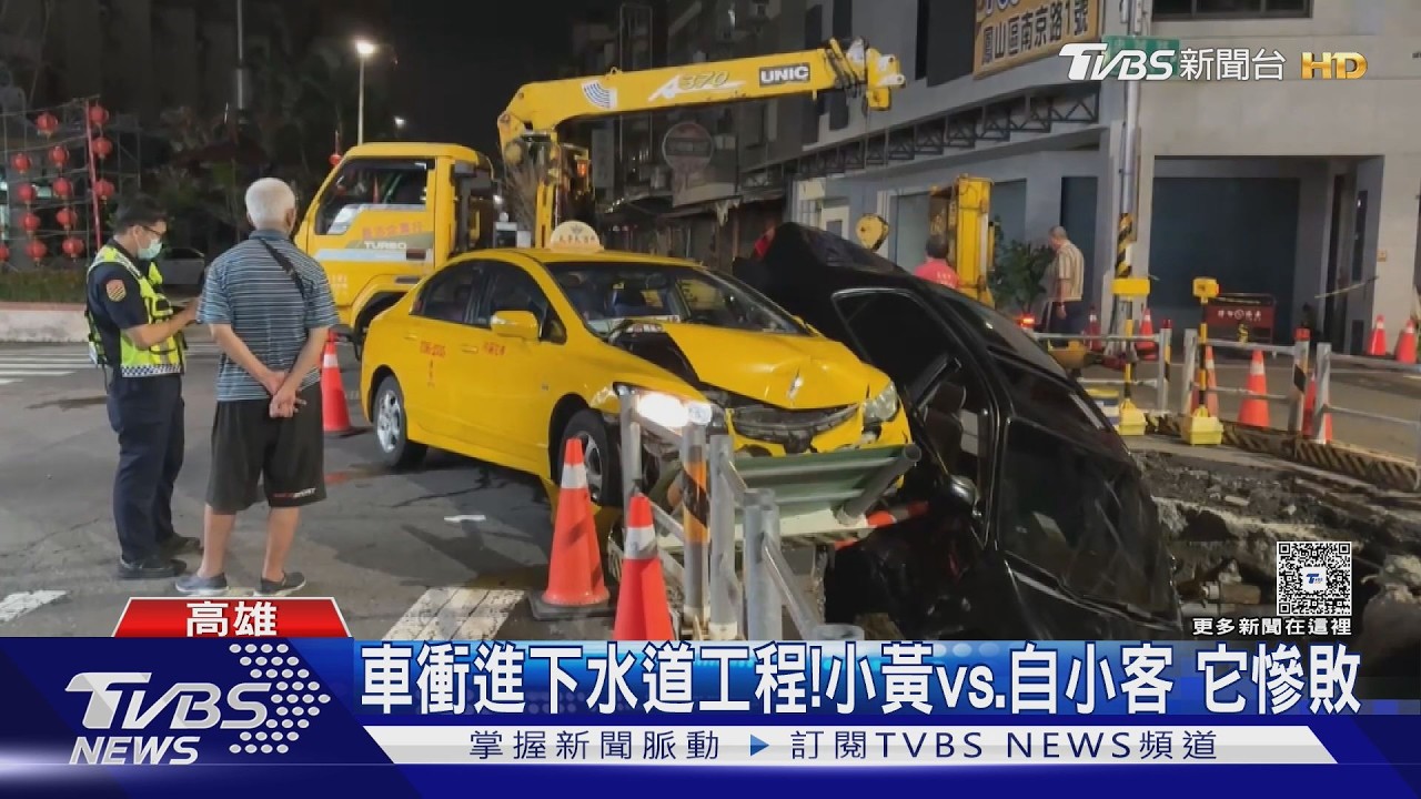 影音／小黃VS自小客！雙雙過馬路「撞上」　它慘敗失控掉進工地內
