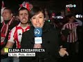 Aficionado del Athletic punteando a la reportera