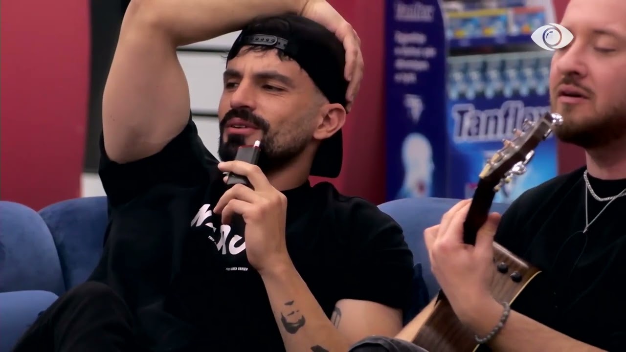 Nën ritmet e kitarës, Tiri interpreton për banorët “Don't Wanna Fall in Love”