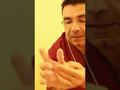 Toca tu mano para aliviar el dolor cervical.