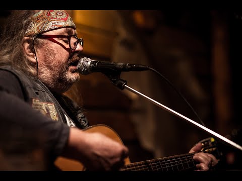 Jiří Dědek Mucha-Sedávám na domovních schodech