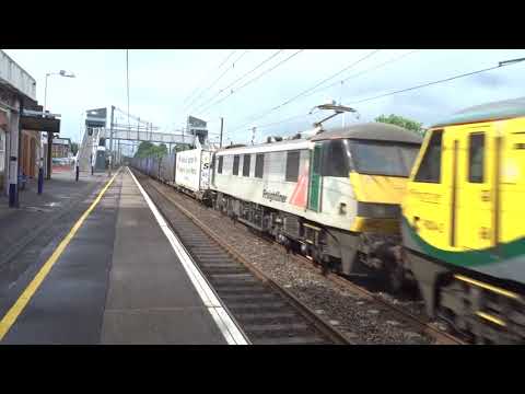Freighliner Class 90's working a Coatbridge F.LT. To Daventry F.L.T. Container Train